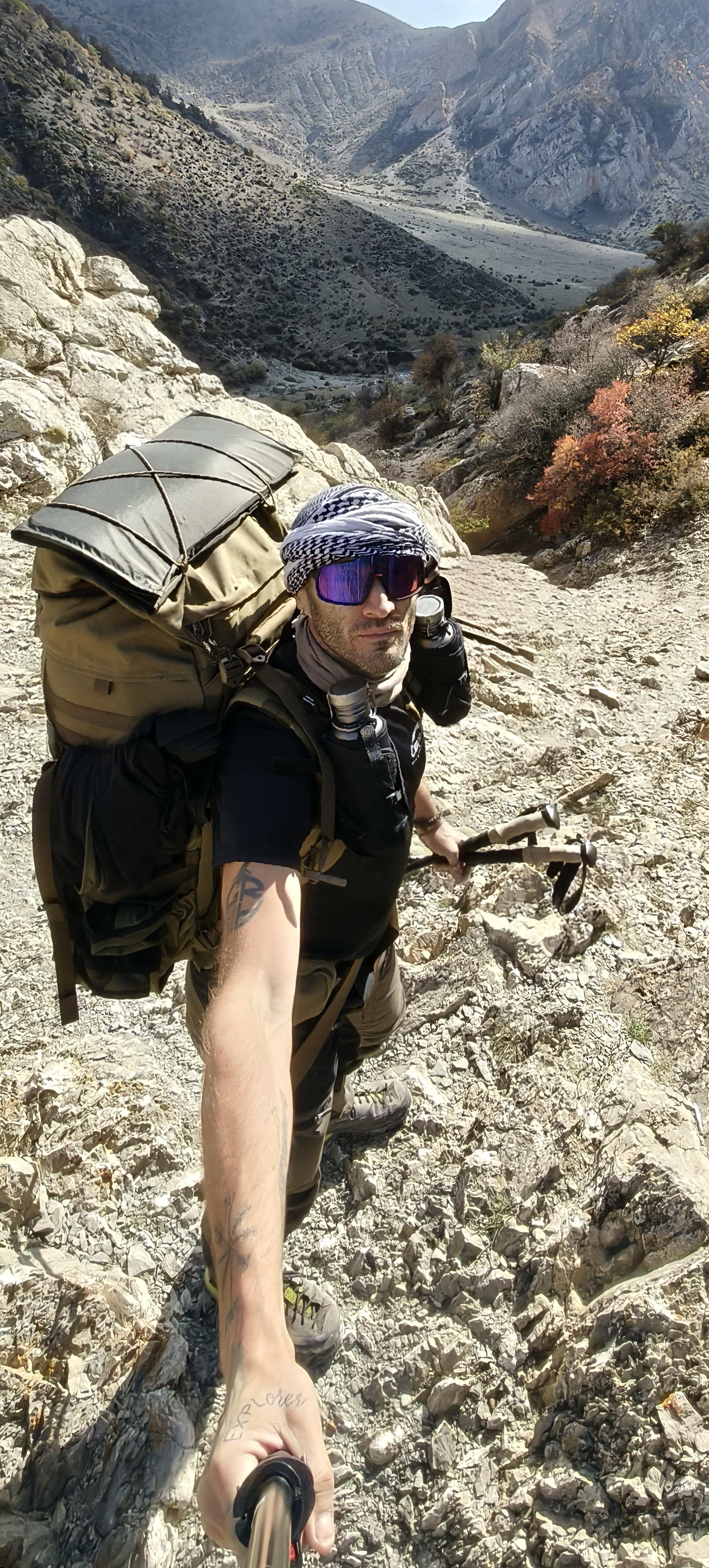Copertina Manuale: Un esploratore su una cresta montana determinato, che guarda verso cinque imponenti pilastri rocciosi naturali che si ergono nel mid-ground, simboleggiando la struttura e la guida strategica in un ambiente estremo.